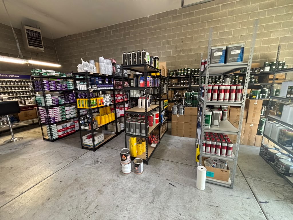 Estantes de productos y suministros de repintado en ProMatch